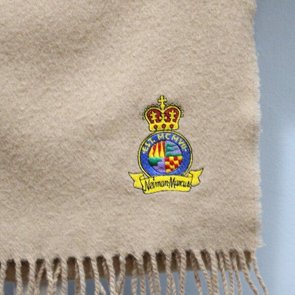 Nieman Marcus Vintage Crest Embroidered Tan Lambswool Rectangle Fringed Scarf - Picture 3 of 5